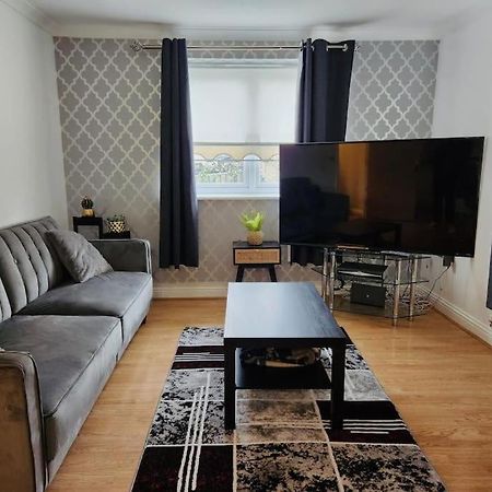 Spacious Ground Floor 2 Bedroom 2 Bathroom Flat In Hatfield Near Hertfordshire University Private Car Park Sleeps 5-6 المظهر الخارجي الصورة