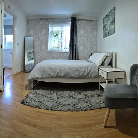Spacious Ground Floor 2 Bedroom 2 Bathroom Flat In Hatfield Near Hertfordshire University Private Car Park Sleeps 5-6 المظهر الخارجي الصورة