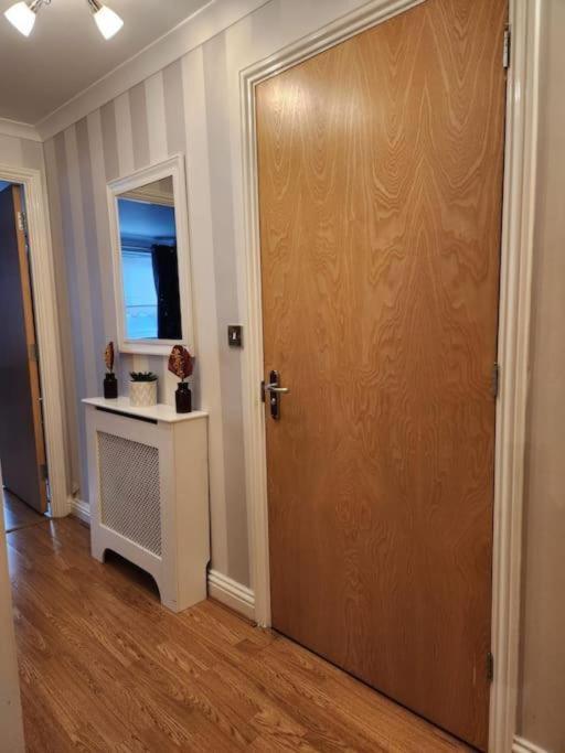 Spacious Ground Floor 2 Bedroom 2 Bathroom Flat In Hatfield Near Hertfordshire University Private Car Park Sleeps 5-6 المظهر الخارجي الصورة