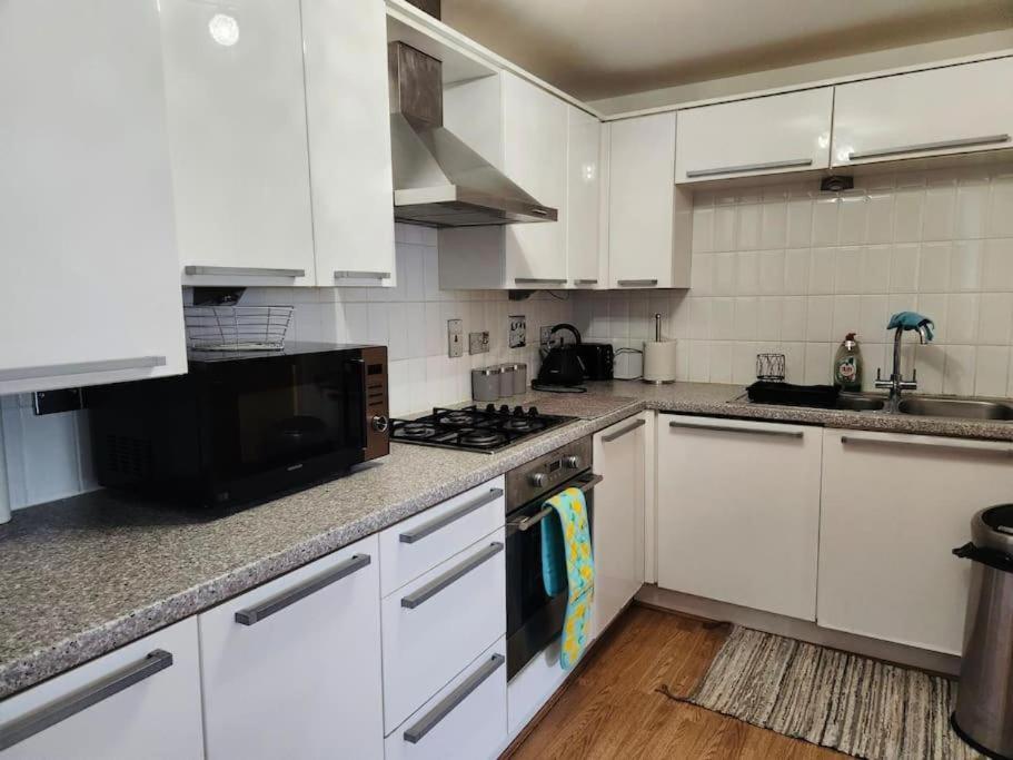 Spacious Ground Floor 2 Bedroom 2 Bathroom Flat In Hatfield Near Hertfordshire University Private Car Park Sleeps 5-6 المظهر الخارجي الصورة
