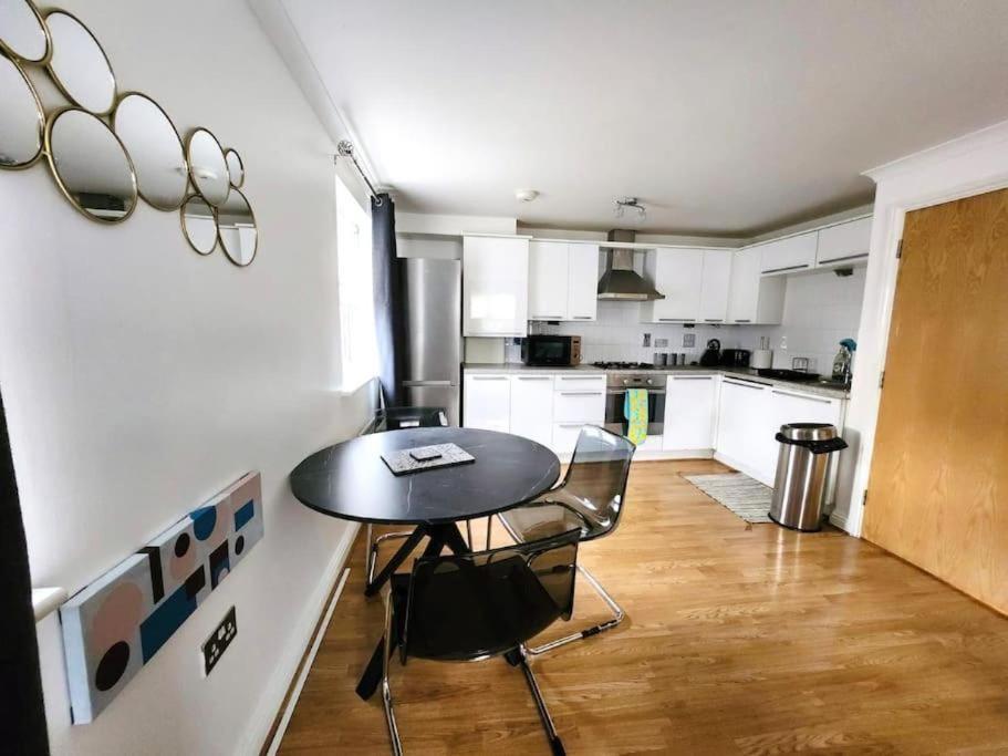 Spacious Ground Floor 2 Bedroom 2 Bathroom Flat In Hatfield Near Hertfordshire University Private Car Park Sleeps 5-6 المظهر الخارجي الصورة