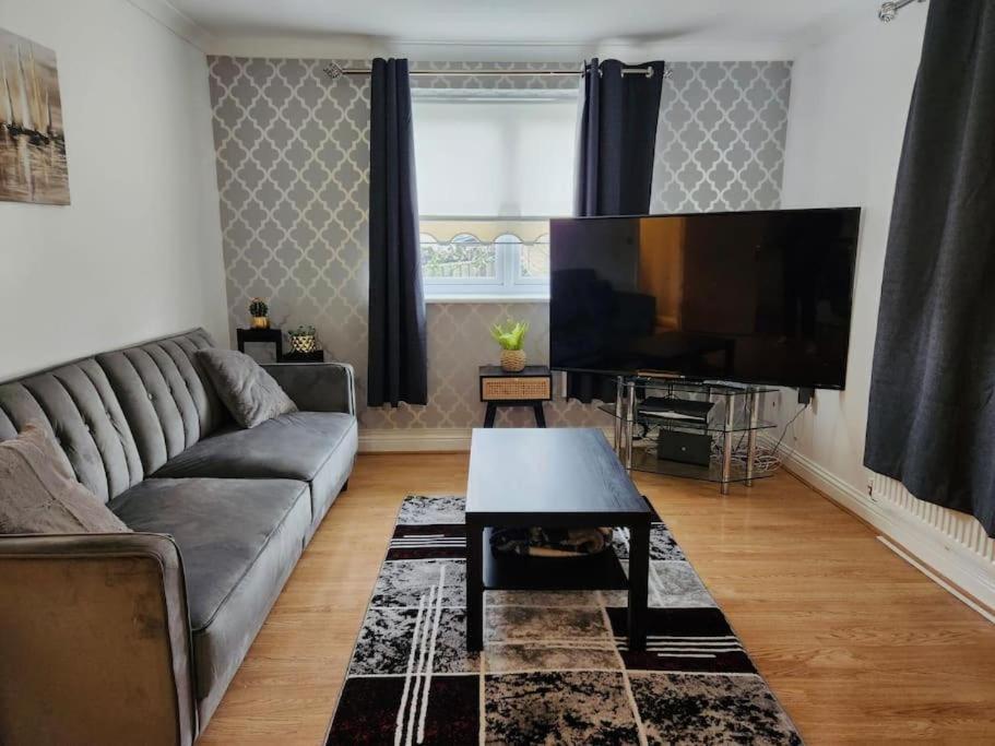 Spacious Ground Floor 2 Bedroom 2 Bathroom Flat In Hatfield Near Hertfordshire University Private Car Park Sleeps 5-6 المظهر الخارجي الصورة