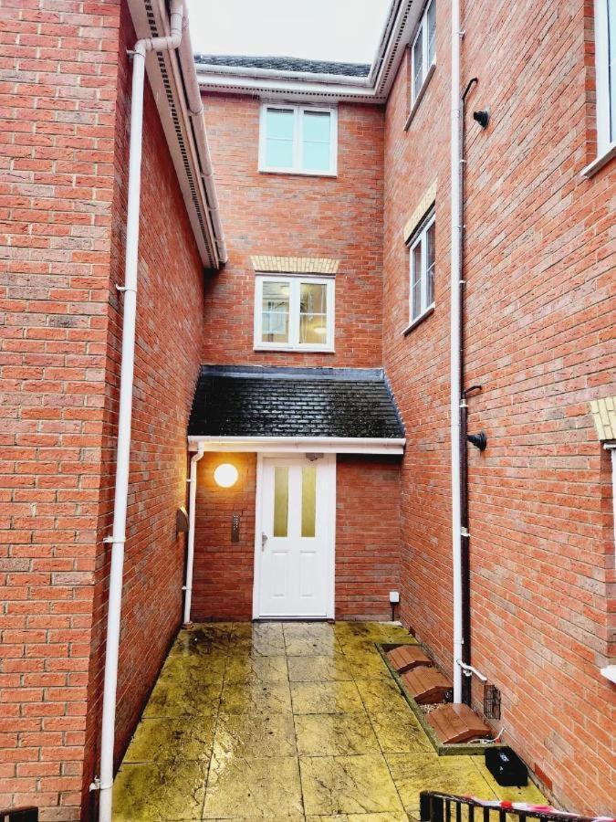 Spacious Ground Floor 2 Bedroom 2 Bathroom Flat In Hatfield Near Hertfordshire University Private Car Park Sleeps 5-6 المظهر الخارجي الصورة