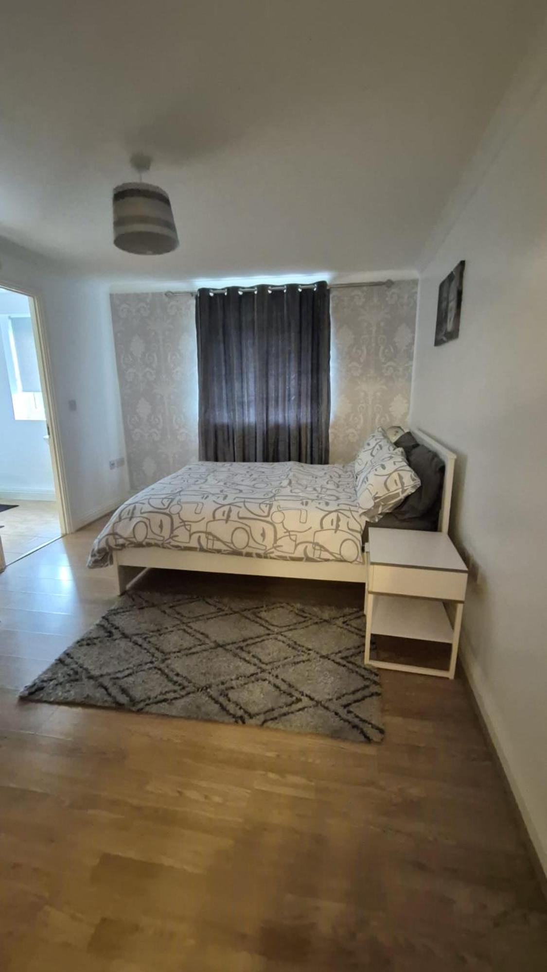 Spacious Ground Floor 2 Bedroom 2 Bathroom Flat In Hatfield Near Hertfordshire University Private Car Park Sleeps 5-6 المظهر الخارجي الصورة