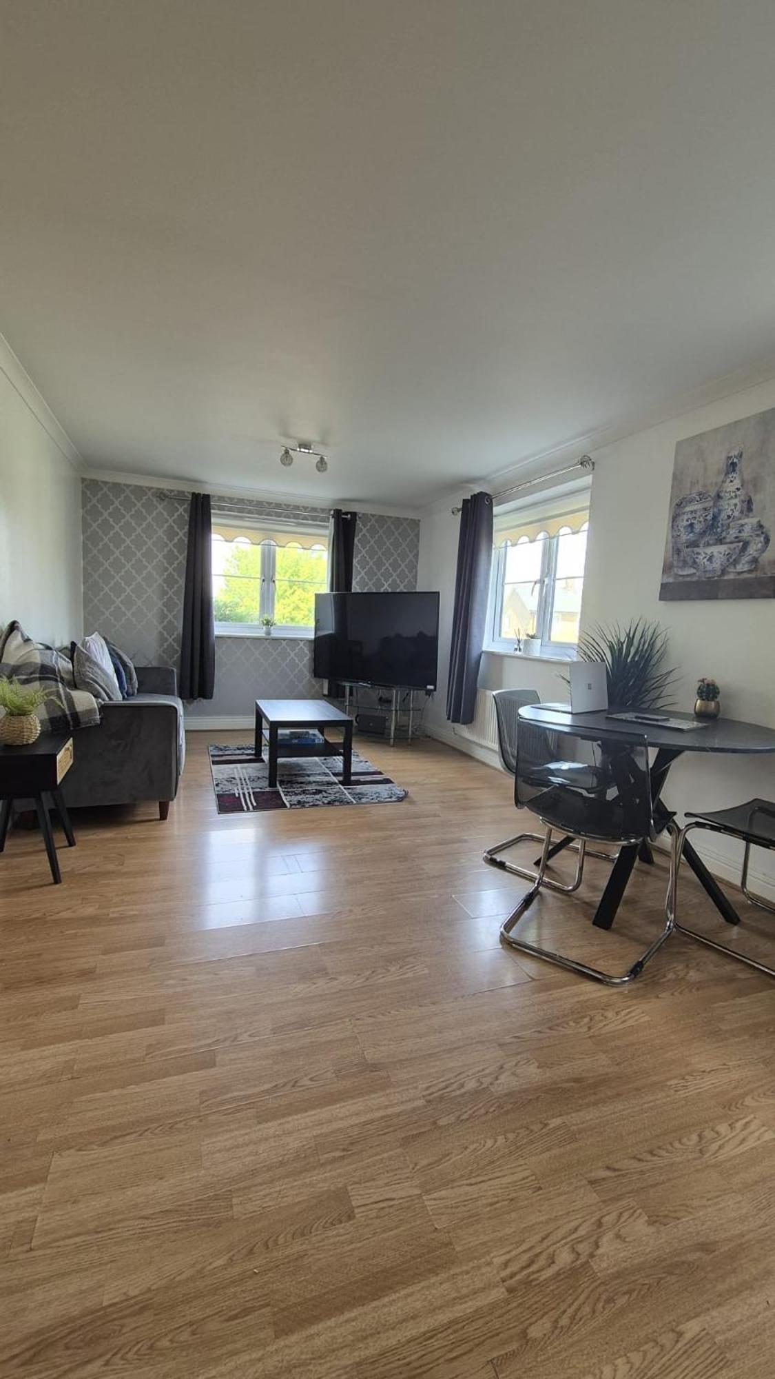 Spacious Ground Floor 2 Bedroom 2 Bathroom Flat In Hatfield Near Hertfordshire University Private Car Park Sleeps 5-6 المظهر الخارجي الصورة