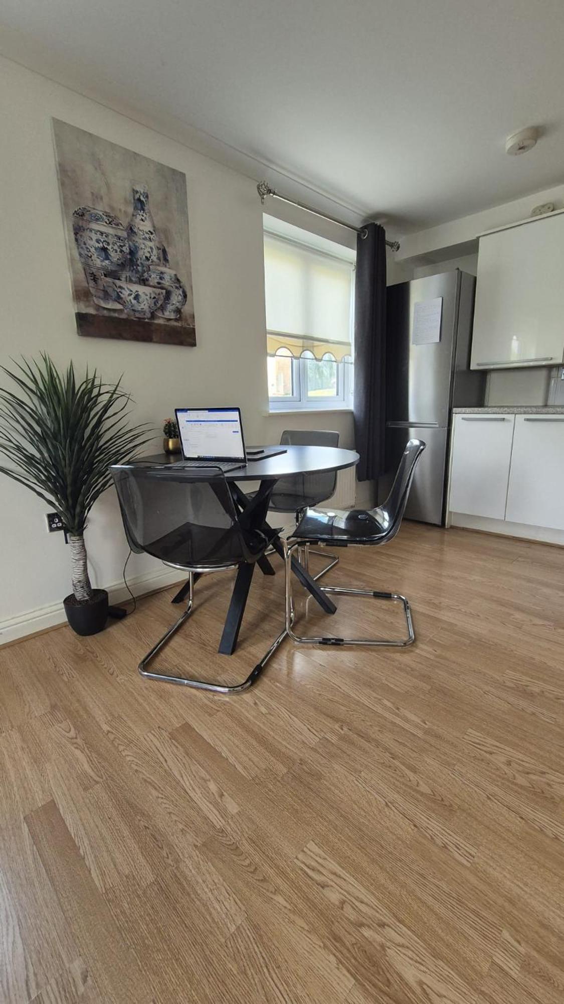 Spacious Ground Floor 2 Bedroom 2 Bathroom Flat In Hatfield Near Hertfordshire University Private Car Park Sleeps 5-6 المظهر الخارجي الصورة